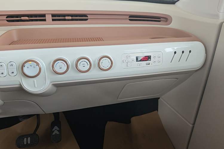 Used Bestune Pony 2026 222km Colorful Horse Audio And AC Panel