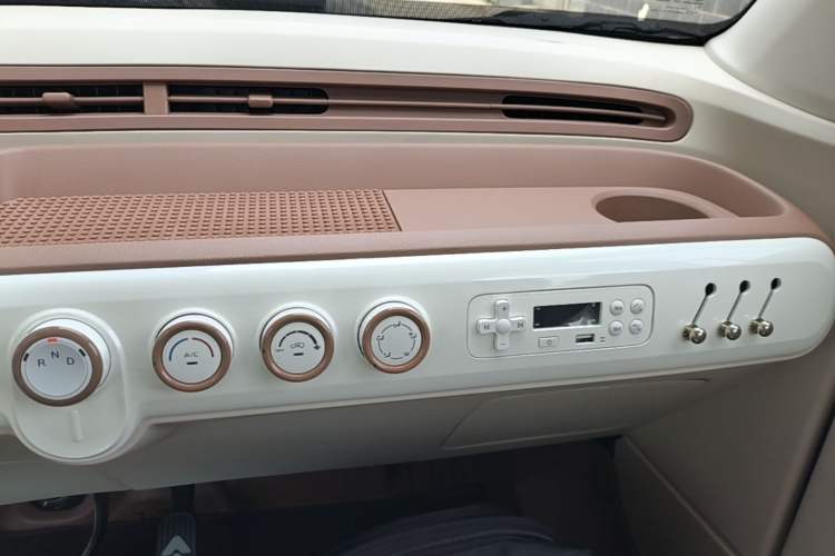 Used Bestune Pony 2026 Model 222km Shining Horse Audio And AC Panel