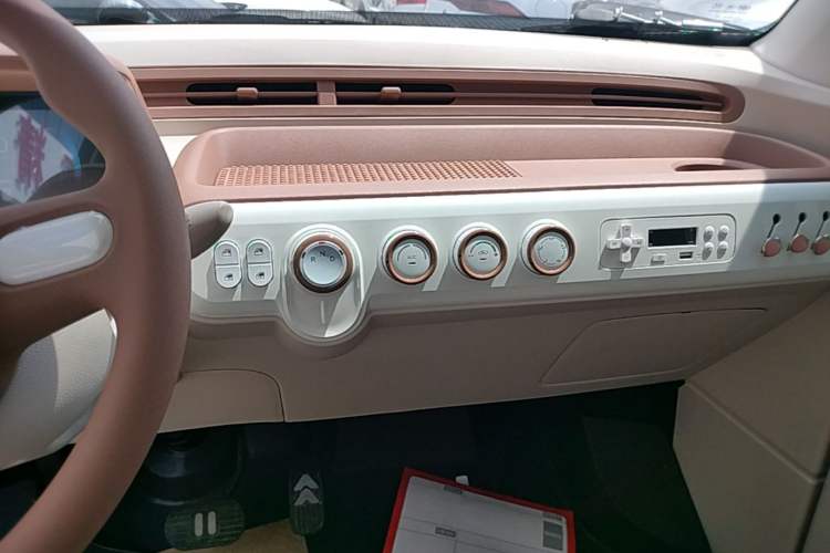 Used Bestune Pony 2026 Model 222km Shining Horse Audio And AC Panel