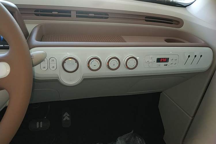 Used Bestune Pony 2026 222km Colorful Horse Audio And AC Panel