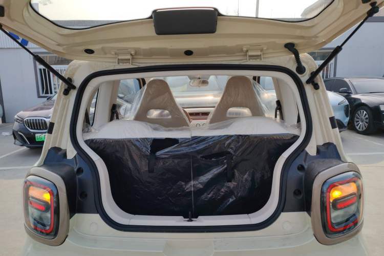 Used Bestune Pony 2026 222km Colorful Horse Trunk