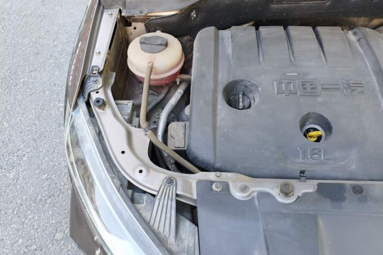 Used Bestune T33 2019 1.6L Automatic Luxury Version China V Emission Standard Engine Bay Right