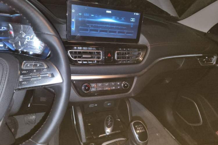Used Bestune T33 2021 1.2T Manual Luxury Model Audio And AC Panel