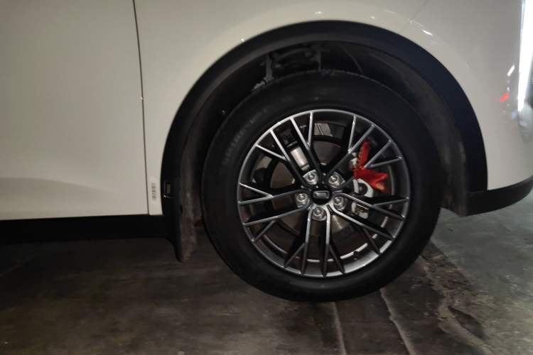 Used Bestune T55 2023 1.5T Automatic Leap Model Right Front Wheel Hub