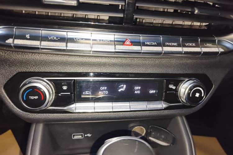 Used Bestune T77 2019 230 TID Automatic Luxury Version China VI Emission Standard Audio And AC Panel