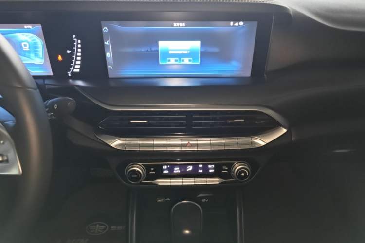 Used Bestune T77 2019 230 TID Automatic Luxury Version China VI Emission Standard Audio And AC Panel