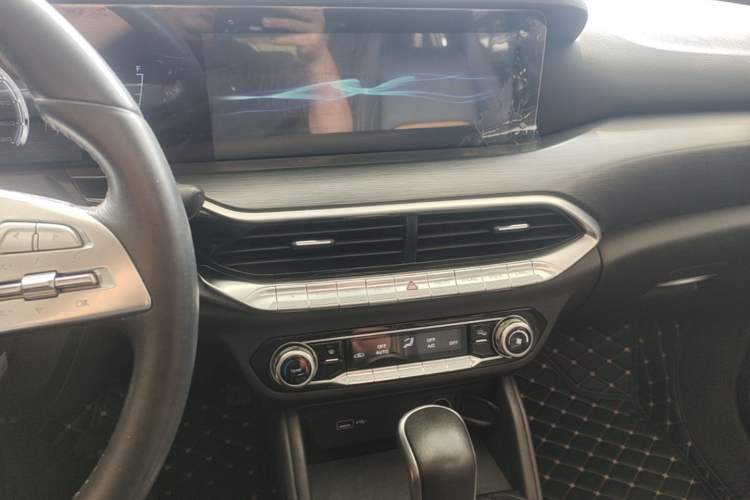 Used Bestune T77 2019 Facelift 230 TID Automatic Luxury Version China V Emission Standard Audio And AC Panel