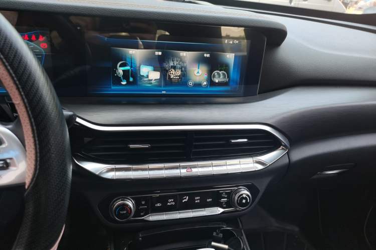 Used Bestune T77 2019 230 TID Automatic Prestige Version China VI Audio And AC Panel