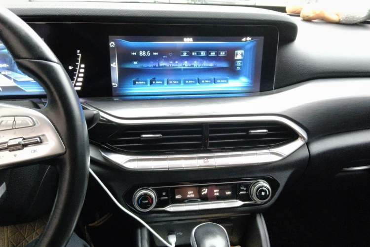 Used Bestune T77 2019 230 TID Automatic Luxury Version China VI Emission Standard Audio And AC Panel