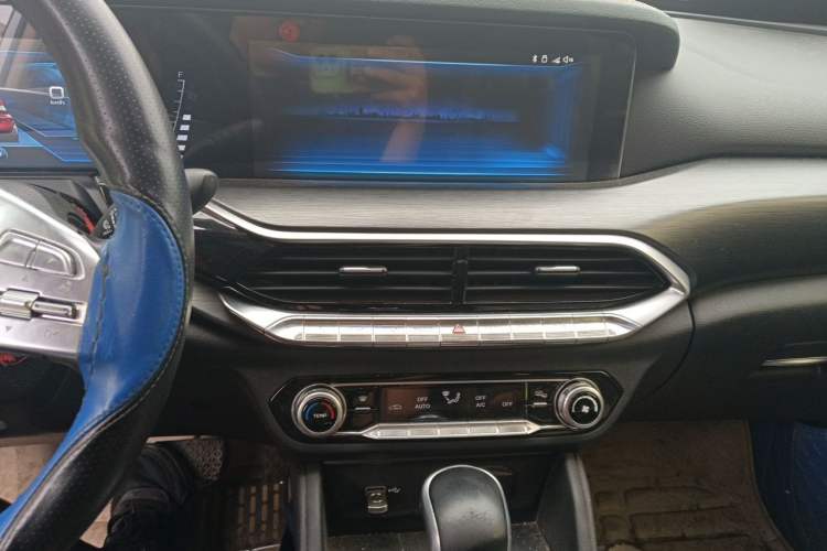 Used Bestune T77 2019 Facelift 230 TID Automatic Luxury Version China V Emission Standard Audio And AC Panel