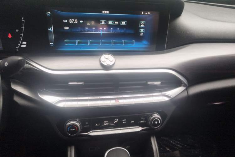 Used Bestune T77 2019 230 TID Automatic Luxury Version China VI Emission Standard Audio And AC Panel