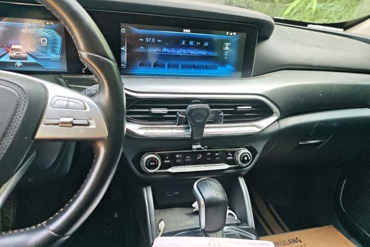 Used Bestune T77 2019 230 TID Automatic Luxury Version China VI Emission Standard Audio And AC Panel