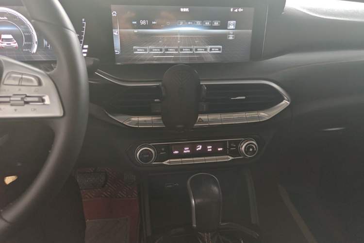 Used Bestune T77 2019 230 TID Automatic Luxury Version China VI Emission Standard Audio And AC Panel