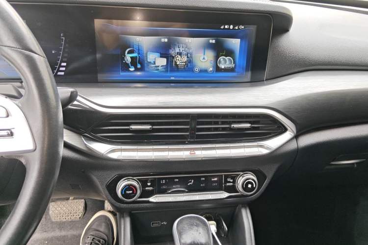 Used Bestune T77 2019 230 TID Automatic Luxury Version China VI Emission Standard Audio And AC Panel