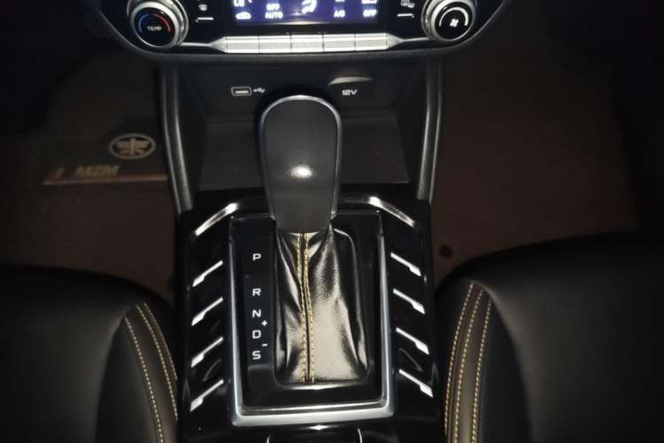Used Bestune T77 2019 230 TID Automatic Luxury Version China VI Emission Standard Gear Lever