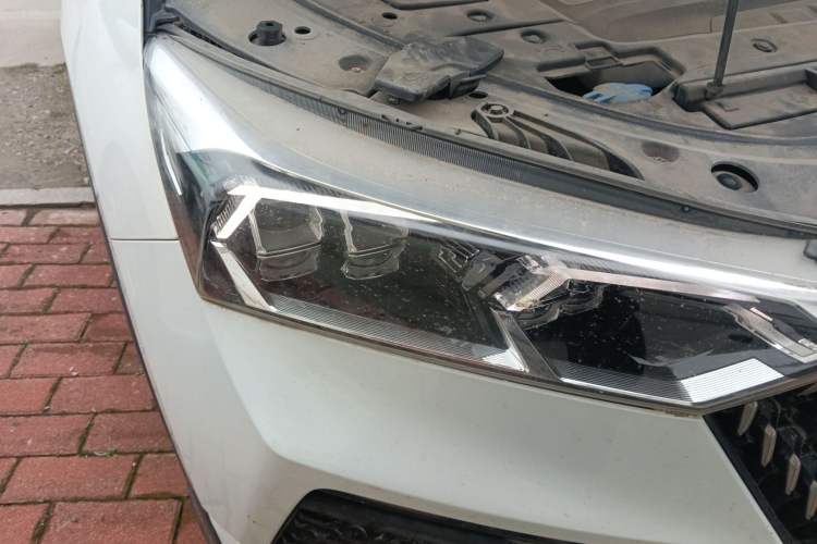Used Bestune T77 2019 230 TID Automatic Prestige Version China VI Emission Standard Right Front Headlight