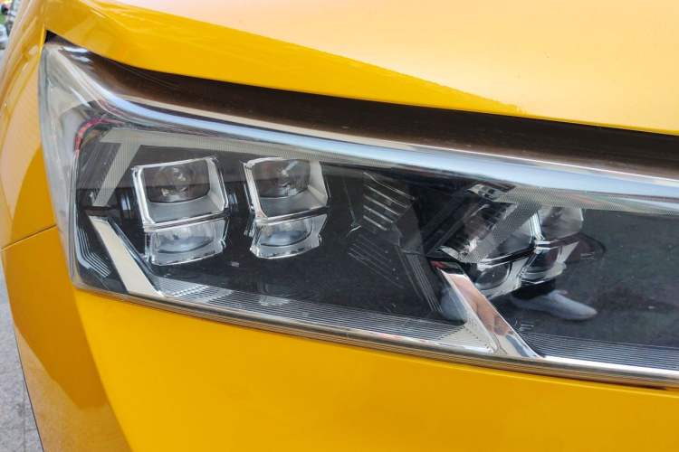 Used Bestune T77 2019 230 TID Automatic Luxury Version China VI Emission Standard Right Front Headlight