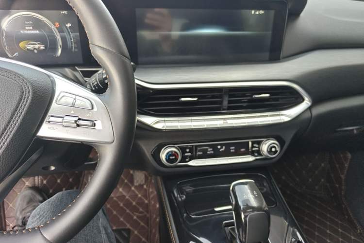 Used Bestune T77 2020 PRO 280 TID Automatic Luxury Model Audio And AC Panel