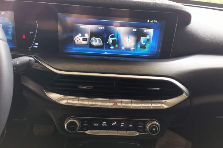 Used Bestune T77 2020 PRO 280 TID Automatic Luxury Model Audio And AC Panel