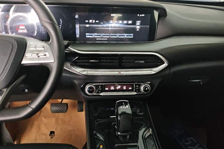 Used Bestune T77 2020 PRO 280 TID Automatic Luxury Model Audio And AC Panel