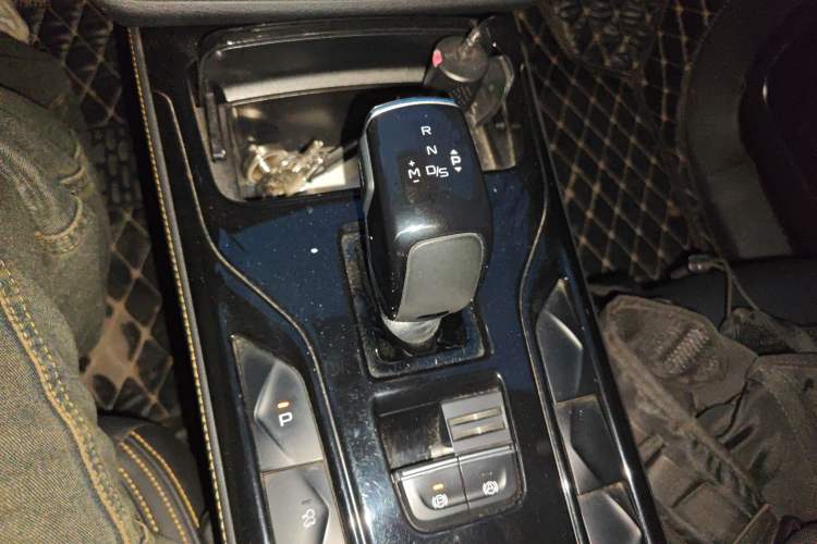 Used Bestune T77 2020 PRO 280 TID Automatic Luxury Model Gear Lever