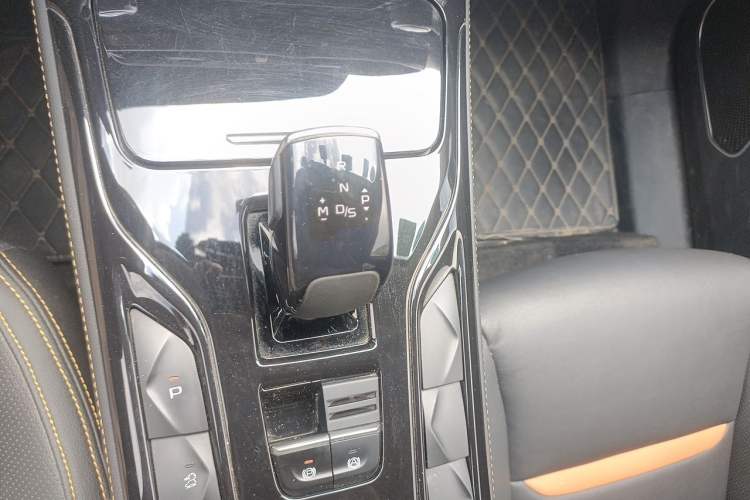 Used Bestune T77 2020 PRO 280 TID Automatic Luxury Model Gear Lever