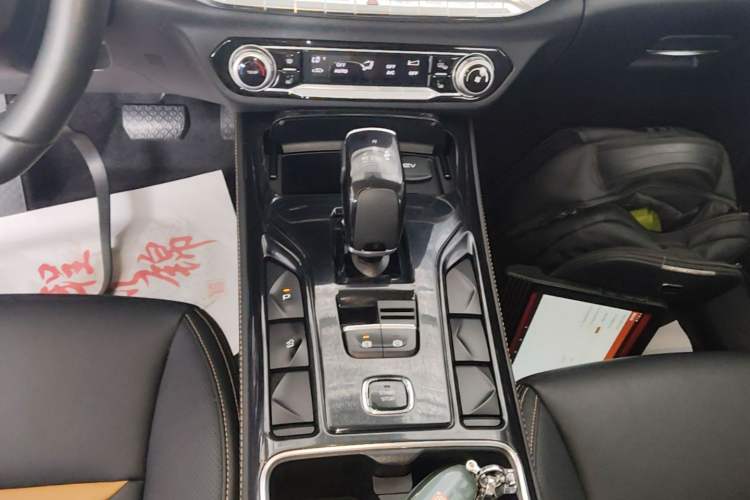 Used Bestune T77 2020 PRO 280 TID Automatic Luxury Model Gear Lever