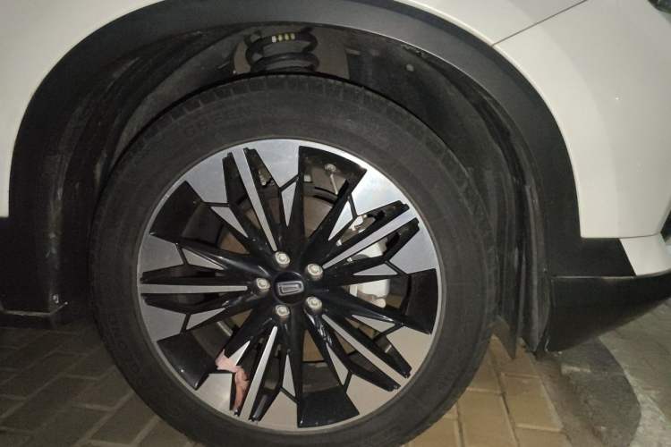 Used Bestune T77 2020 PRO 280 TID Automatic Luxury Model Right Front Wheel Hub