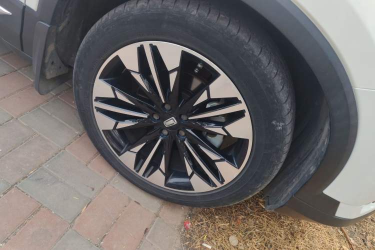 Used Bestune T77 2020 PRO 280 TID Automatic Luxury Model Right Front Wheel Hub