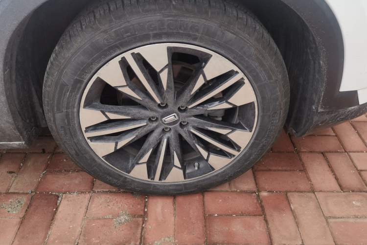 Used Bestune T77 2020 PRO 280 TID Automatic Luxury Model Right Front Wheel Hub