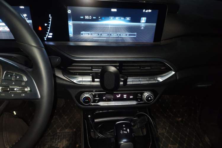 Used Bestune T77 2020 PRO 280 TID Automatic Luxury Model Audio And AC Panel
