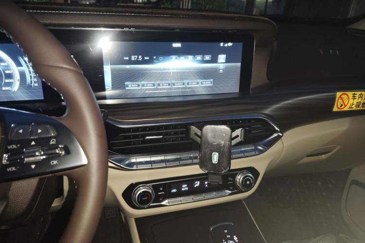 Used Bestune T77 2021 PRO 280 TID Automatic Luxury Model Audio And AC Panel