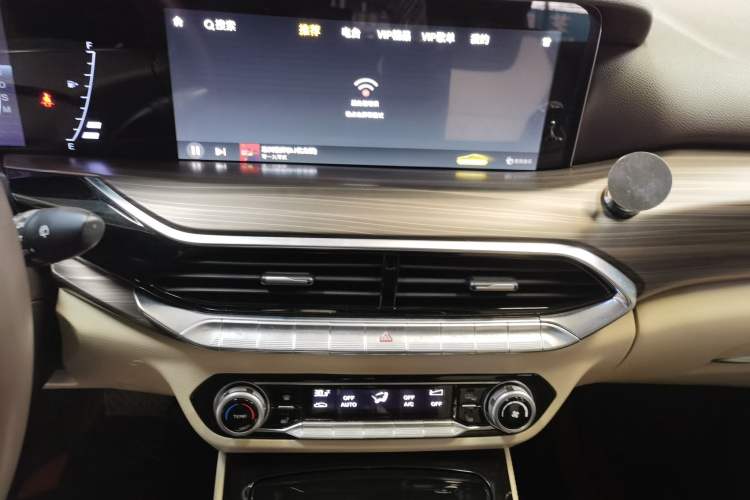 Used Bestune T77 2021 PRO 280 TID Automatic Luxury Model Audio And AC Panel
