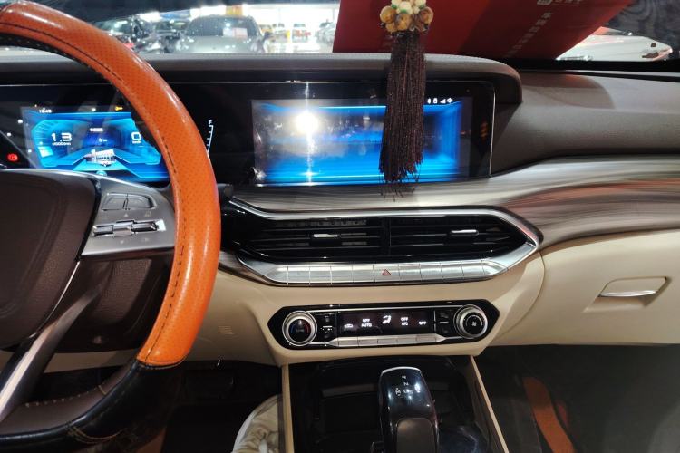 Used Bestune T77 2021 PRO 280 TID Automatic Luxury Model Center Console