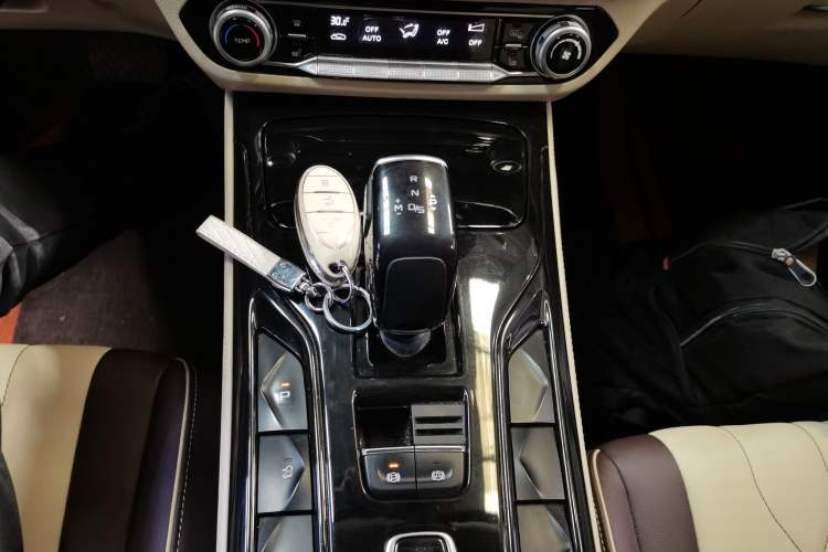 Used Bestune T77 2021 PRO 280 TID Automatic Luxury Model Gear Lever