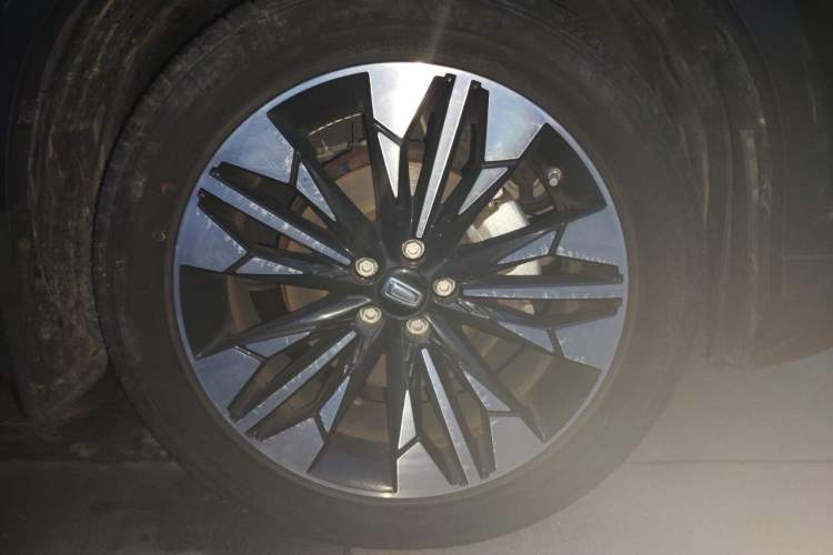Used Bestune T77 2021 PRO 280 TID Automatic Luxury Model Right Front Wheel Hub