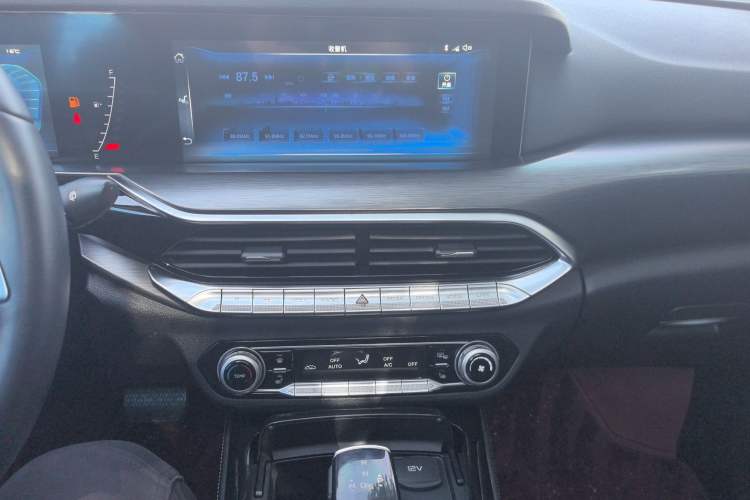 Used Bestune T77 2021 PRO 280 TID Automatic Luxury Model Audio And AC Panel