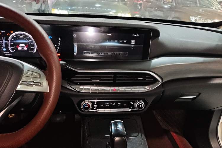 Used Bestune T77 2021 PRO 280 TID Automatic Luxury Model Audio And AC Panel