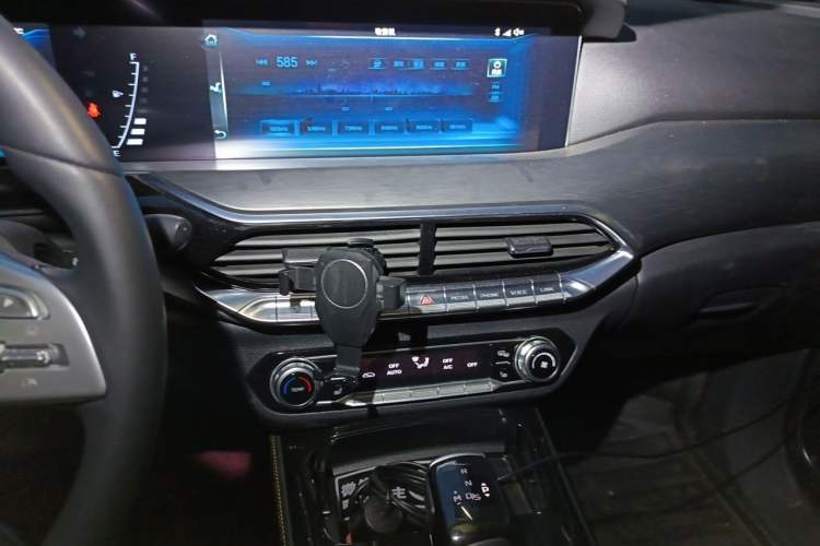 Used Bestune T77 2021 PRO 280 TID Automatic Luxury Model Audio And AC Panel