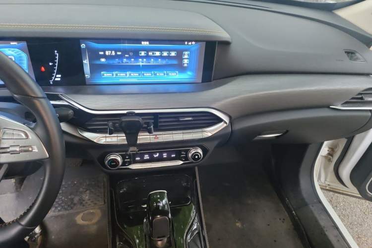Used Bestune T77 2021 PRO 280 TID Automatic Luxury Model Audio And AC Panel
