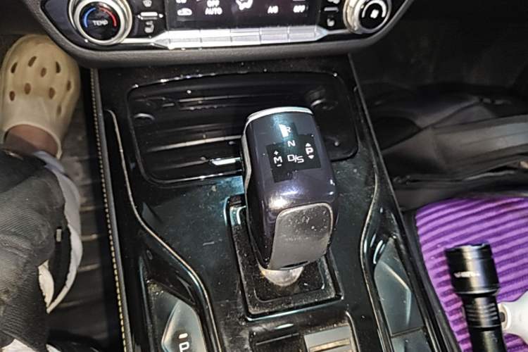 Used Bestune T77 2021 PRO 280 TID Automatic Luxury Model Gear Lever