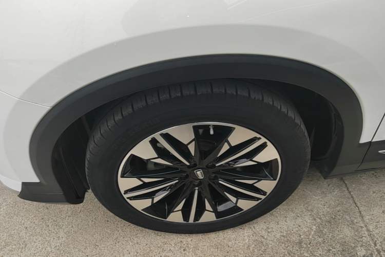 Used Bestune T77 2021 PRO 280 TID Automatic Luxury Model Left Front Wheel Hub