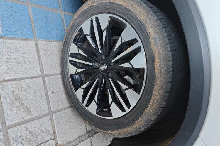 Used Bestune T77 2021 PRO 280 TID Automatic Luxury Model Right Front Wheel Hub