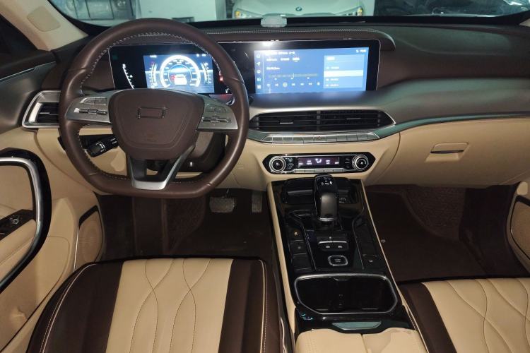 Used Bestune T77 2023 1.5T Automatic Luxury Model Center Console