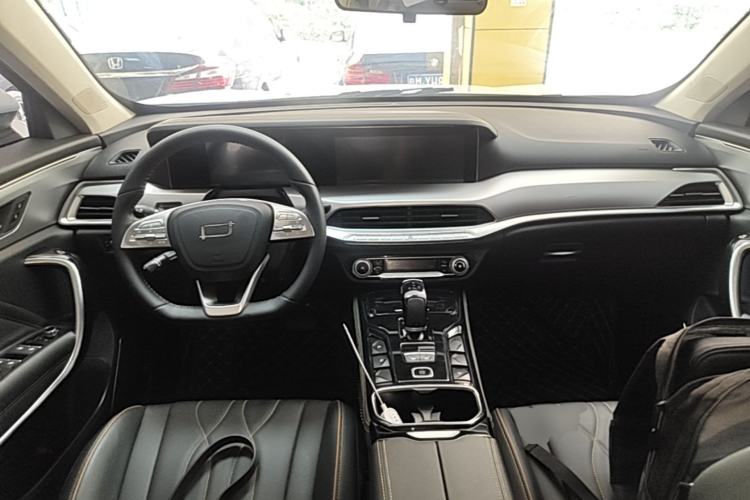 Used Bestune T77 2023 1.5T Automatic Luxury Model Center Console