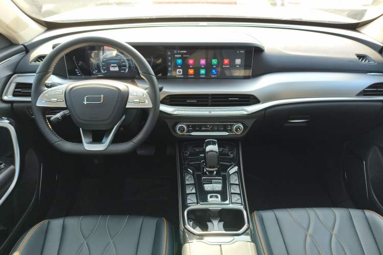 Used Bestune T77 2023 1.5T Automatic Luxury Model Center Console