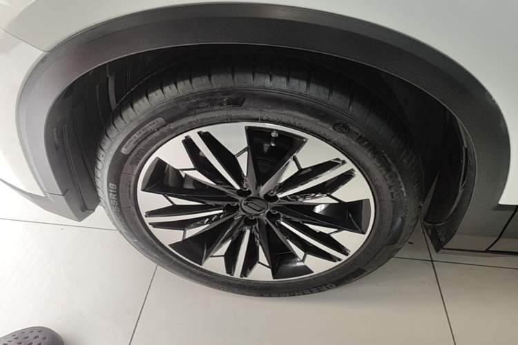 Used Bestune T77 2023 1.5T Automatic Luxury Model Left Front Wheel Hub