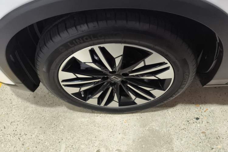 Used Bestune T77 2023 1.5T Automatic Luxury Model Left Front Wheel Hub