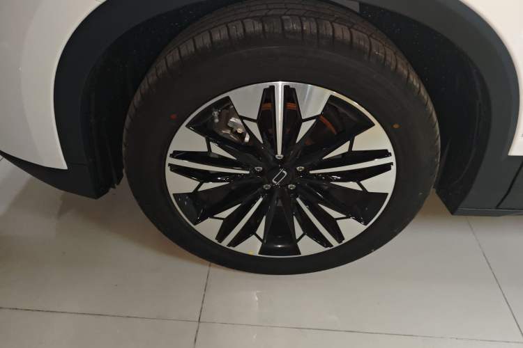 Used Bestune T77 2023 1.5T Automatic Luxury Model Left Front Wheel Hub