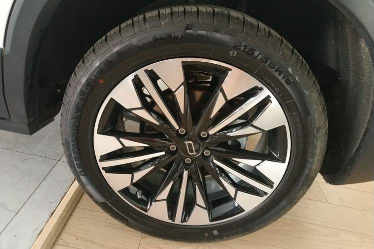 Used Bestune T77 2023 1.5T Automatic Luxury Model Left Rear Wheel Hub
